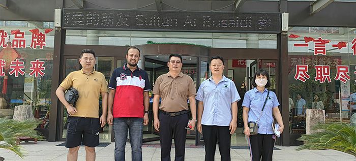 熱烈歡迎安哥拉莫?？剖∈￠L蒞臨群峰重工參觀指導